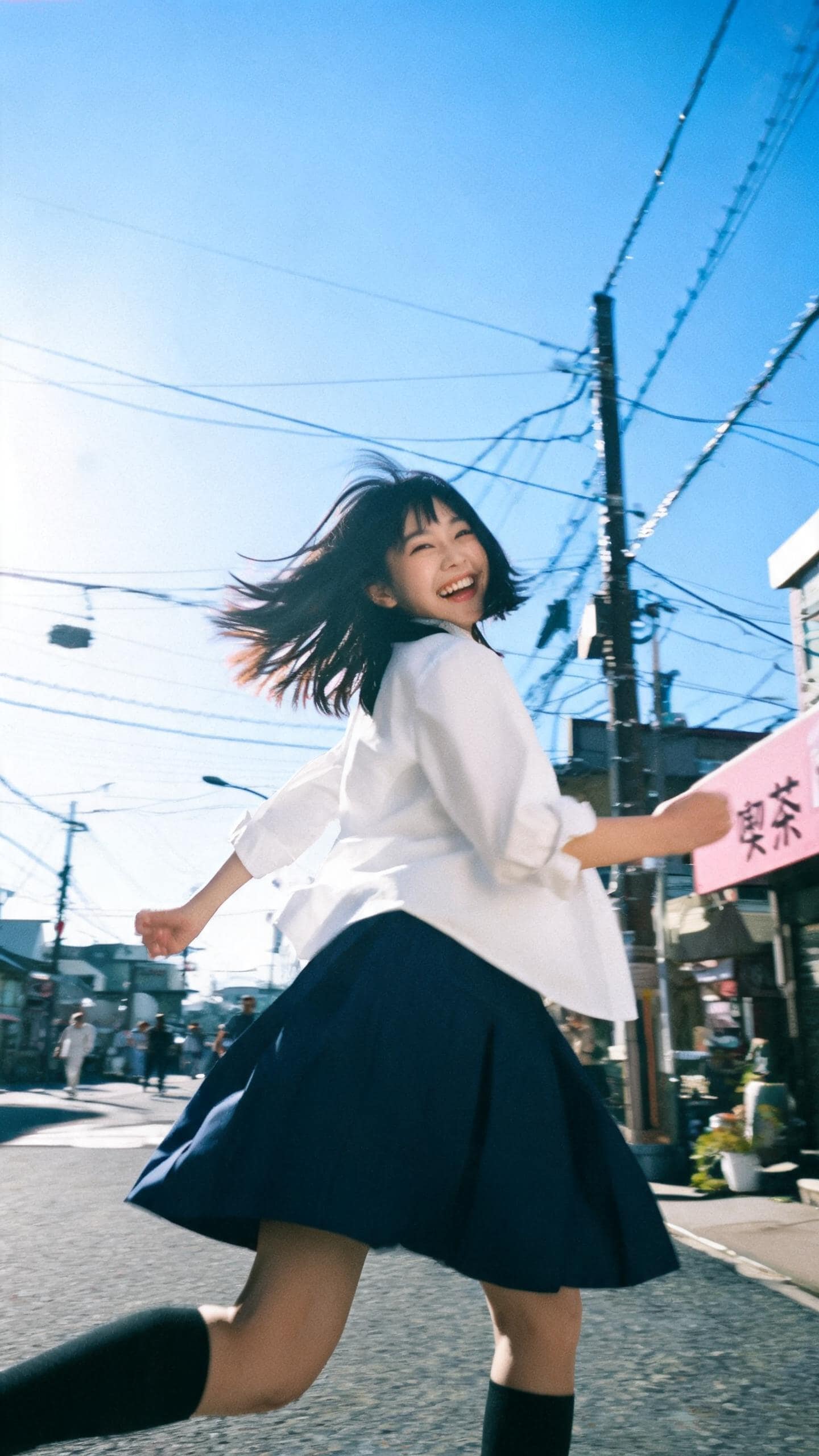 夏日街头奔跑回头