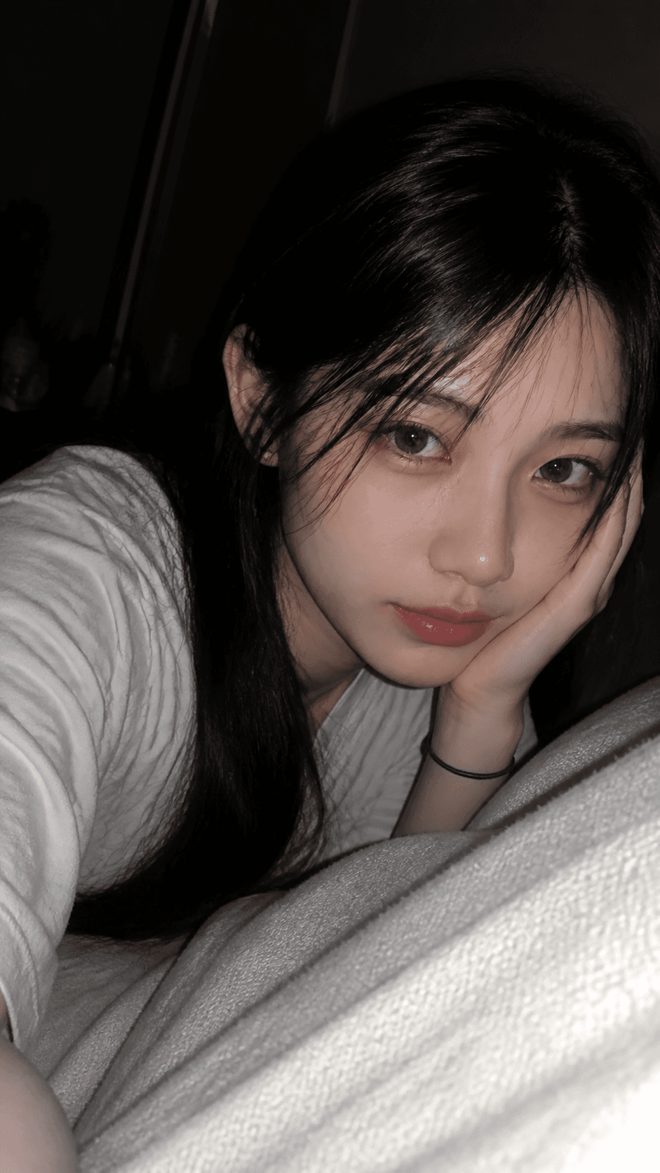 清冷女孩卧室慵懒手机随拍